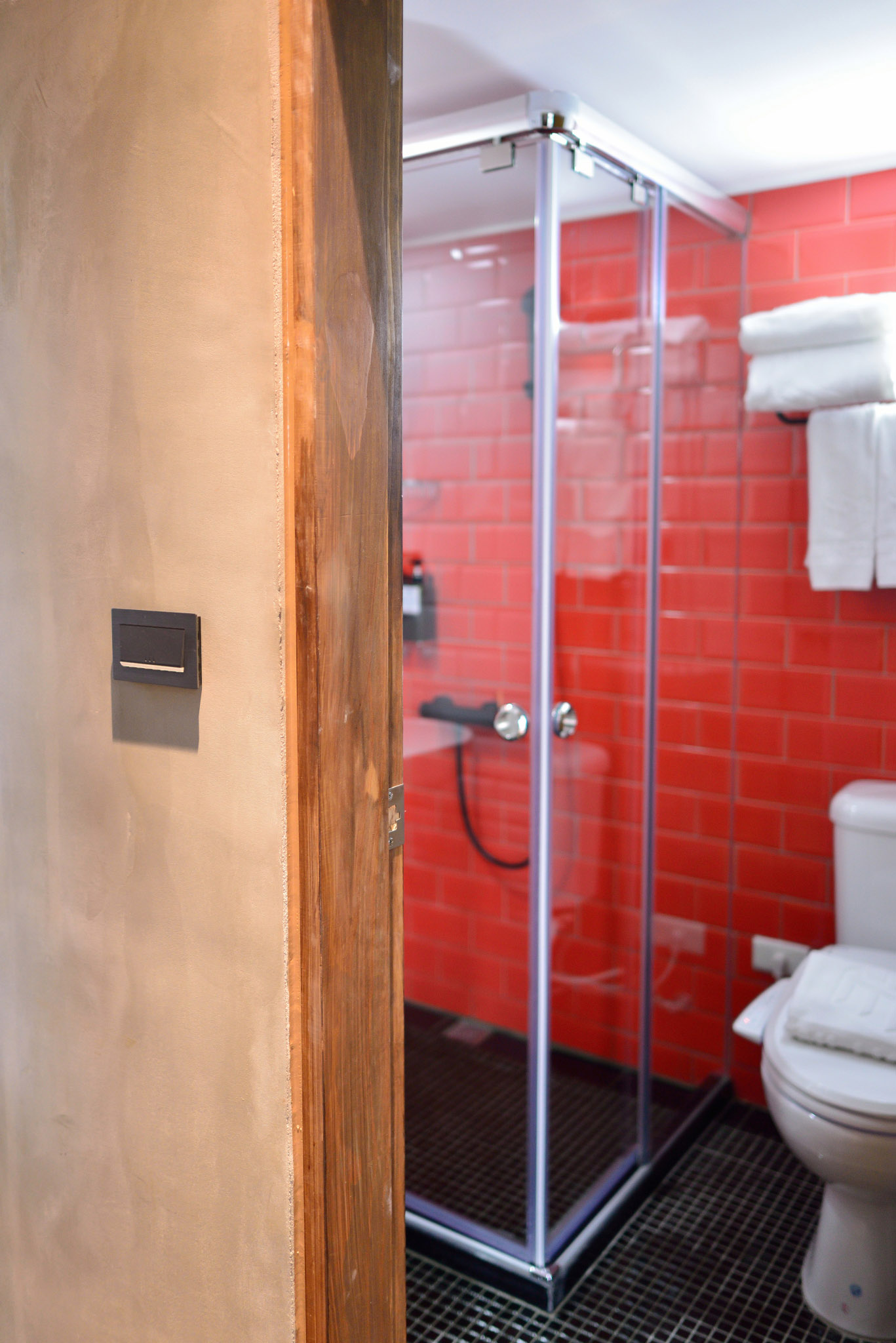 MINI HOTELS 逢甲館 × 三晰電工｜復古英倫裡的新巧思